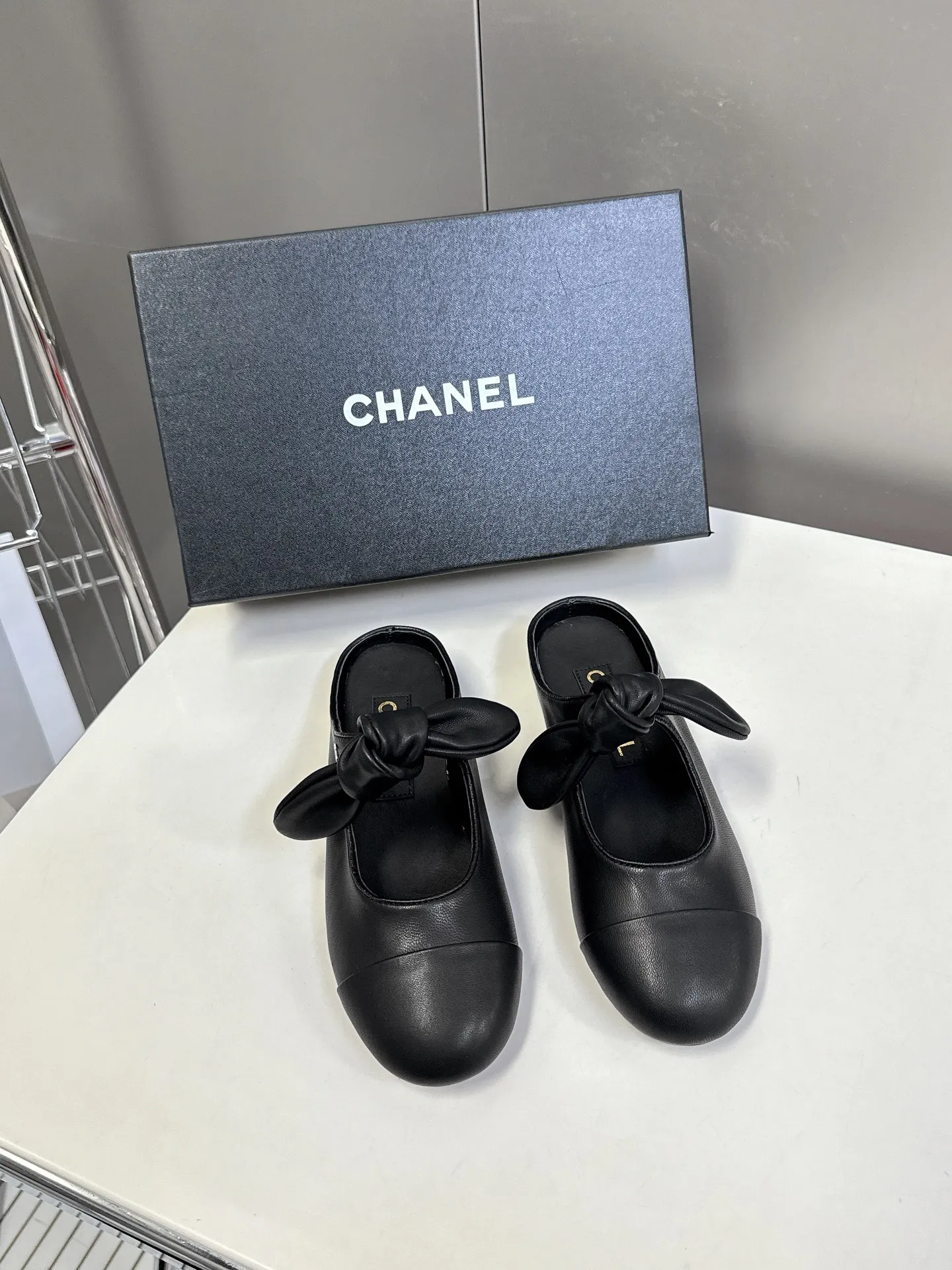 👟👟Ex-factory price 540👟👟 CHANEL Chanel Bow Elastic Strap Flat Shoes Bow Mary Jane shoes are so popular at first sight that you can wear them freely according to the weather changes! Put on socks to instantly transform into cute shoes for spring and summer! Transform into a magical princess in seconds 👸The upper is made of mixed sheepskin and tiptoe silk sheepskin. The foot feels super comfortable. The leather is very soft and skin-friendly. The genuine leather outsole imported from Italy Size: 35-41 (40 41 customized)